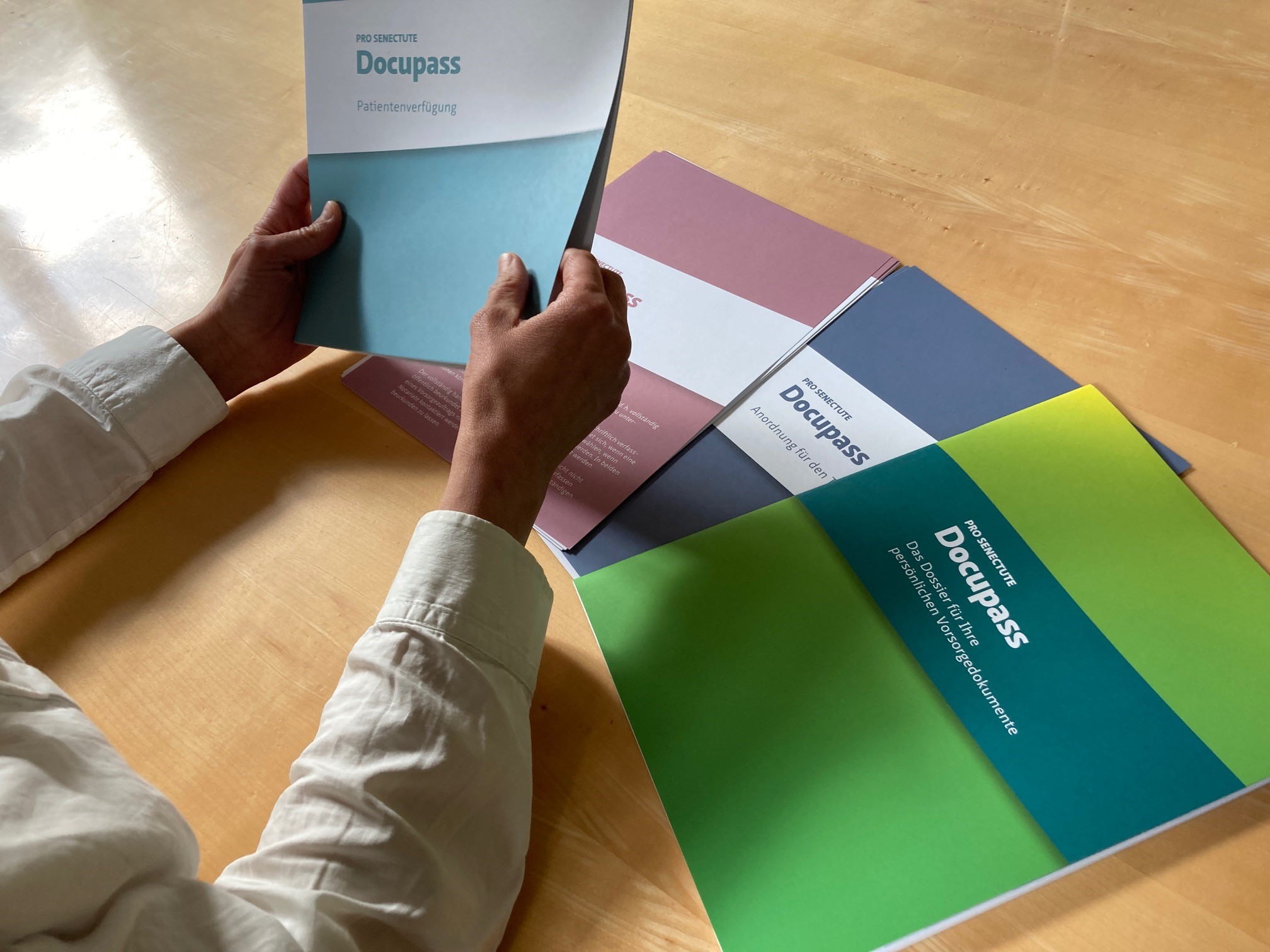 zwei Hände welche Docupass ausfüllen