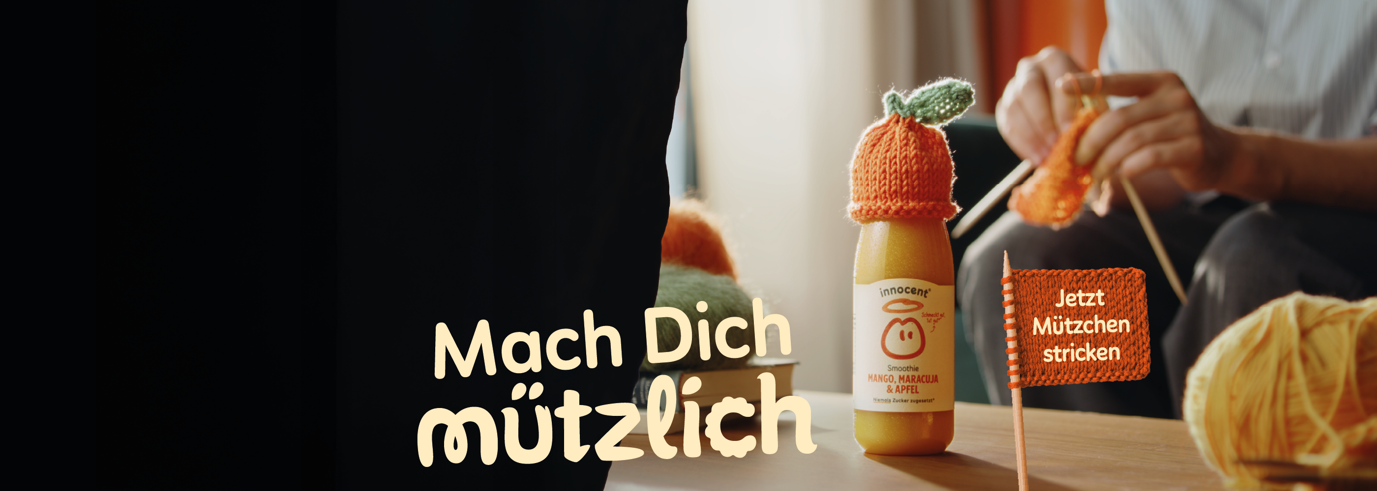 Smoothie-Fläschchen und strickende Hände