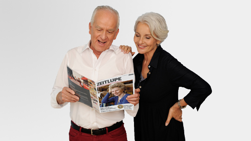 Zufriedene Seniorin und Senior lesen die «Zeitlupe» 