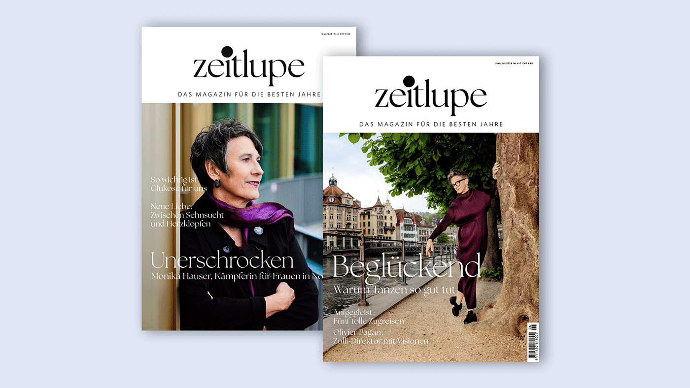 Un couple de seniors lit le magazine Zeitlupe.