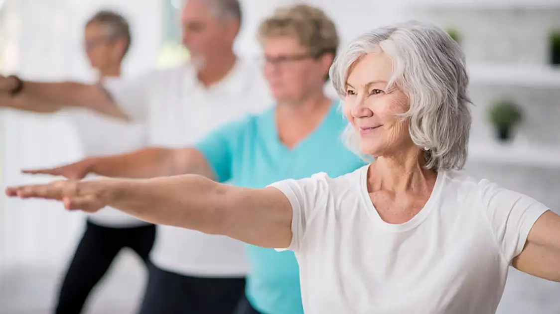 Groupe de personnes âgées qui font du yoga