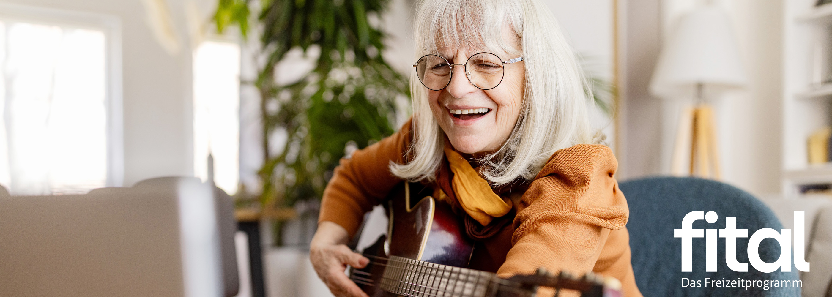 Frau spielt Gitarre - fital - unser Freizeitprogramm