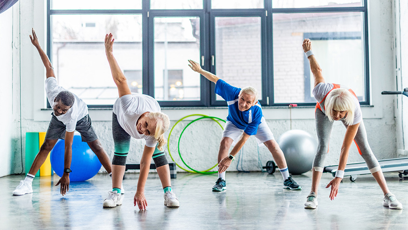 Gruppe Menschen bewegt sich in der Halle