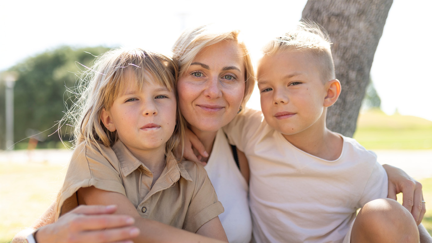 Junge Witwe mit ihren Kindern