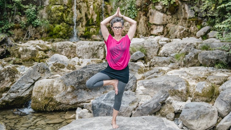 Frau beim Yoga