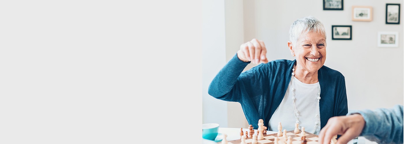 Frau beim Schachspiel