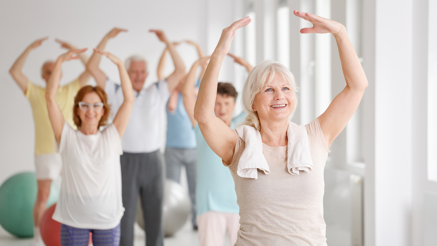 Anziani felici che fanno ginnastica